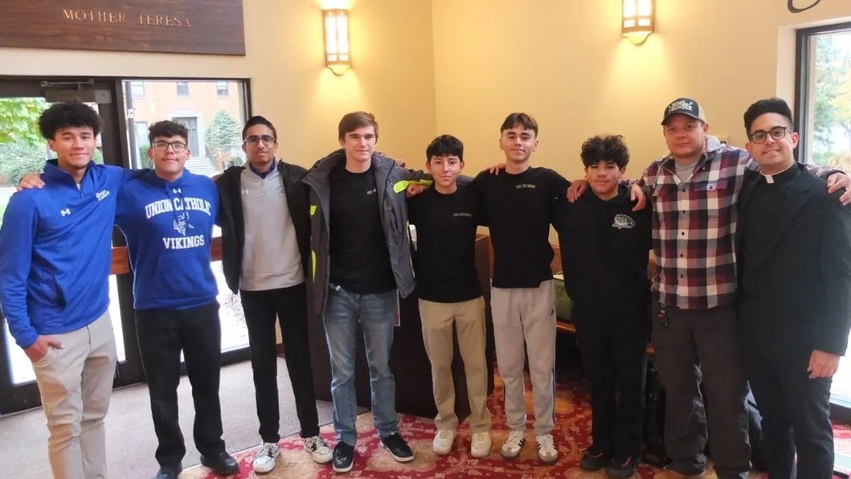 El padre Matthew González (extrema derecha), el líder laico Heiner Badilla (segundo desde la derecha) y algunos de los Hijos del Trueno.