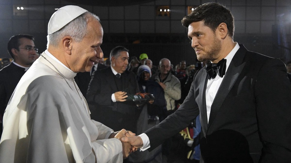 Michael Bublé saludando al Papa León XIV.