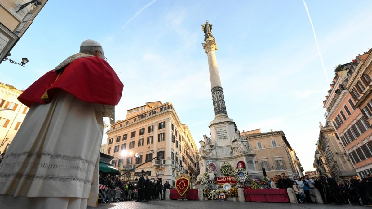 León XIV reza ante la Virgen Inmaculada de la plaza de España.