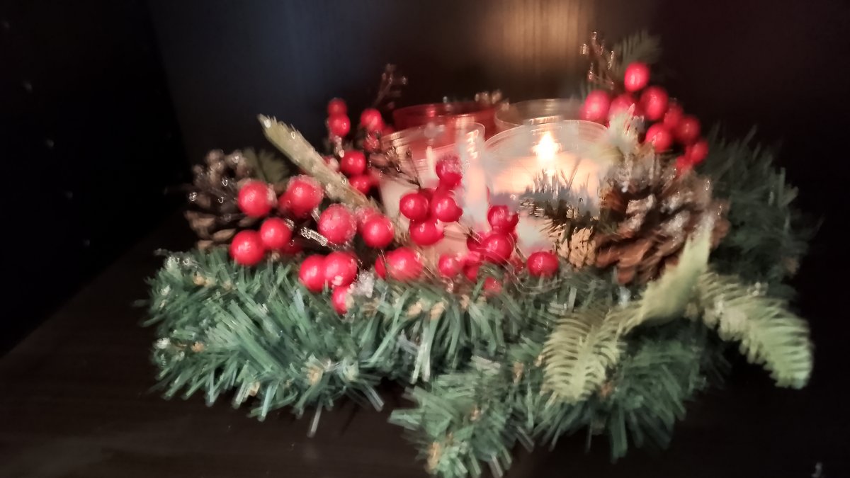 corona-ramas-velas-luz-acebo