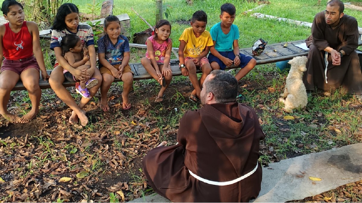 Unos frailes catequistas en una comunidad católica de Brasil, donde las distancias son enormes y escasean los evangelizadores