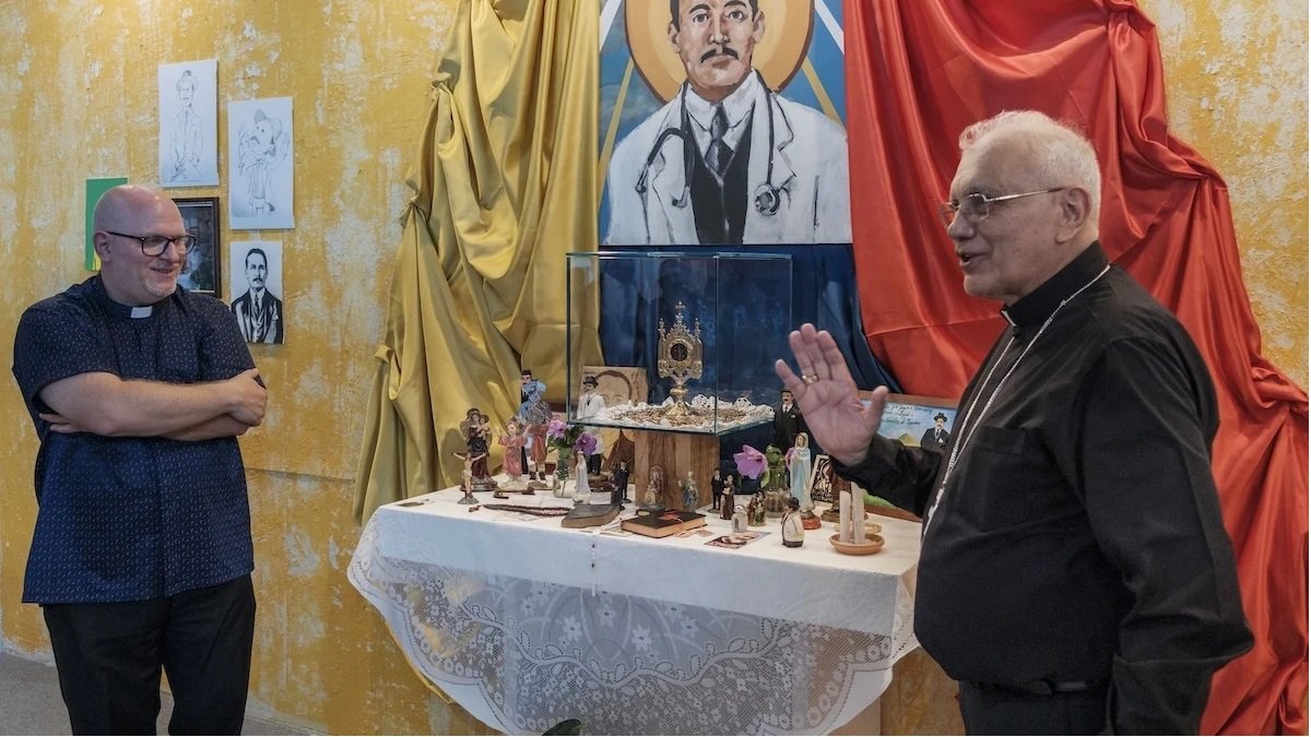 El cardenal Porras en 2023 en el Meeting de Rímini, con reliquias de San José Gregorio y el sacerdote Leonardo Marius