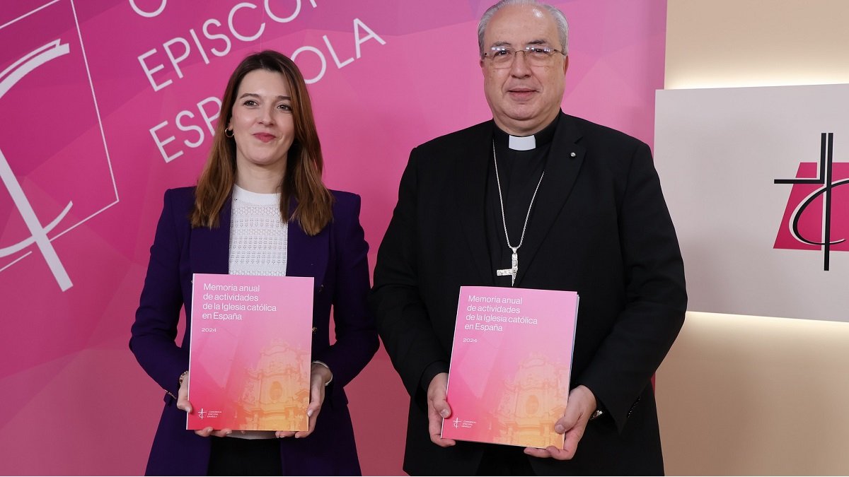 Ester Martín, de la Oficina de Transparencia, y García Magán, portavoz de Conferencia Episcopal, muestran la Memoria 2024 de la Iglesia Católica en España