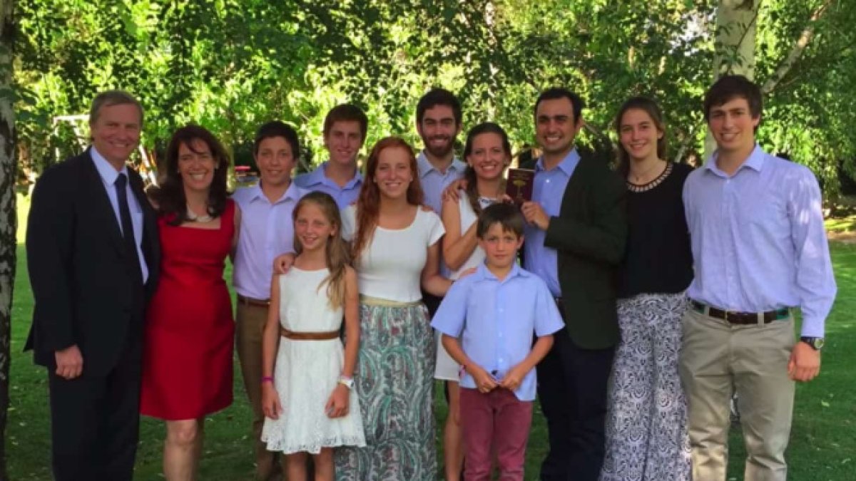 José Antonio Kast con esposa y sus hijos: el nuevo presidente chileno se ha comprometido a fortalecer la familia como fundamento de la sociedad.