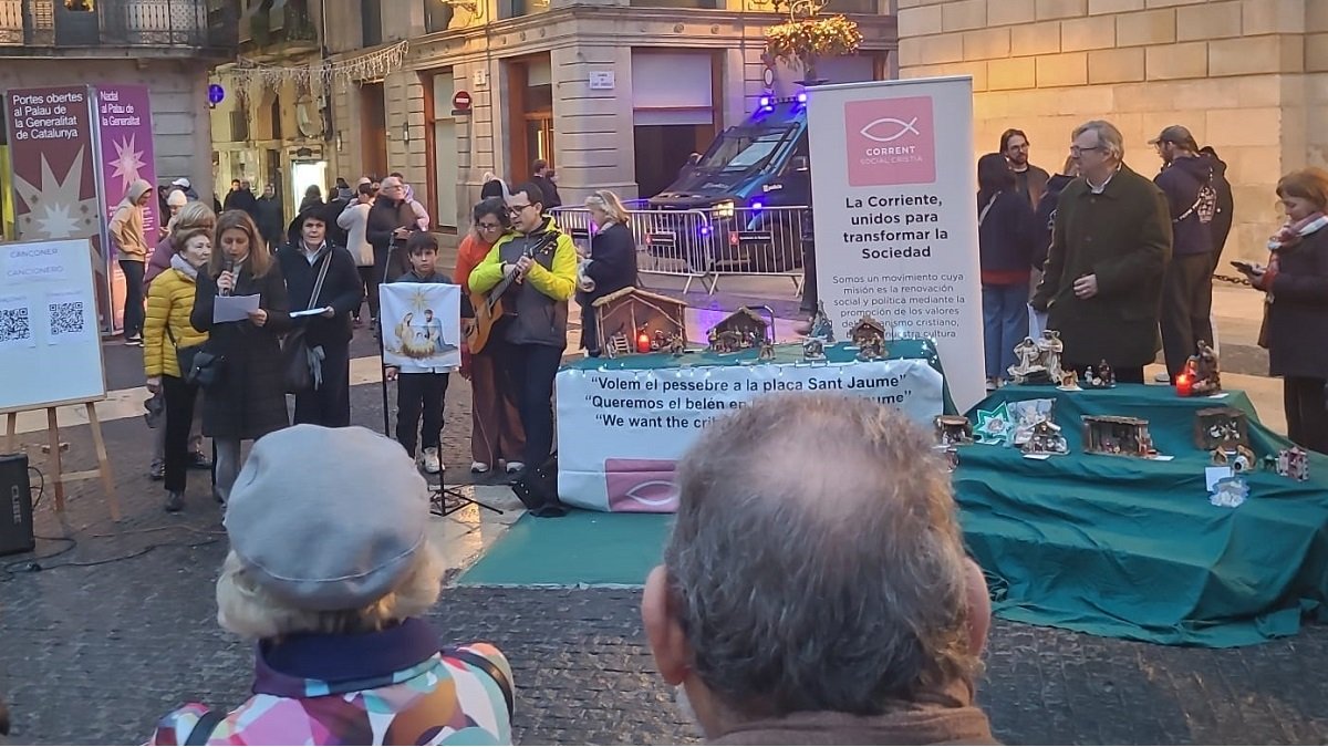 Barceloneses con Corriente Social Cristiana llevan belenes y cantan villancicos en Plaza Sant Jaume, ya que el alcalde Collboni esconde el belén