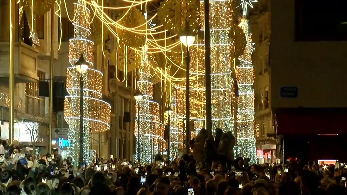 La iluminación navideña de numerosas ciudades ha disparado su esplendor al mismo ritmo que se aleja de su motivación religiosa.