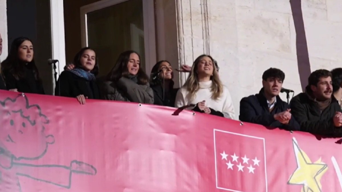 Hakuna cantó en la Puerta del Sol de Madrid este 22 de diciembre, cinco de sus temas, y algunos villancicos