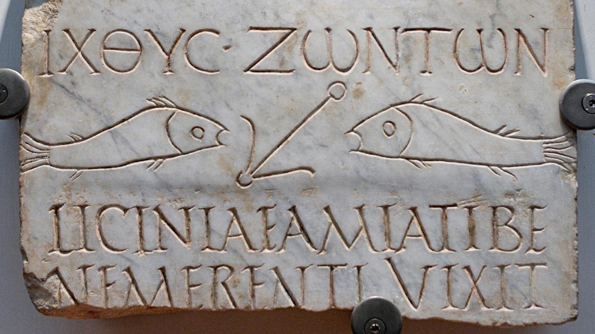 Lápida sepulcral romana de Licinia Amias (siglo III), con la representación simbólica de los peces y el ancla. Museo de las Termas de Diocleciano (Roma).