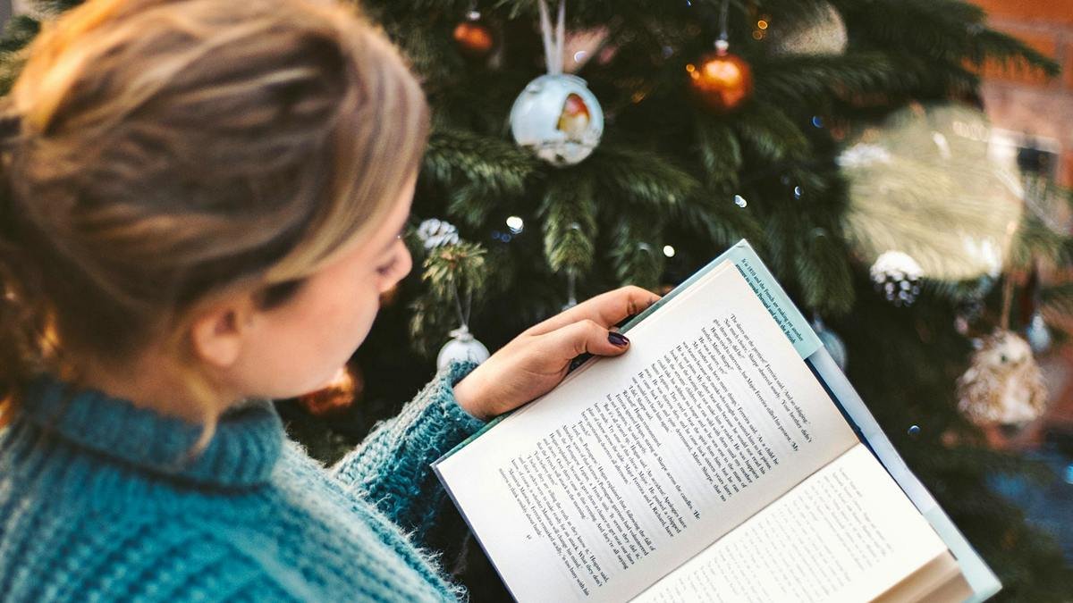 La poesía dice lo que calla y calla lo que dice, como el Misterio que sorprendió al mundo con el nacimiento del Redentor.