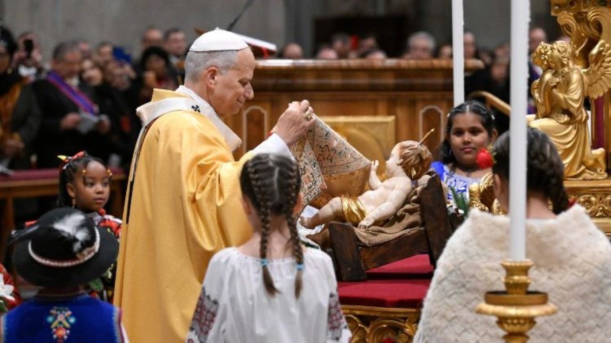 León XIV en Nochebuena con la imagen del Niño Jesús y niños del mundo que le llevaron flores