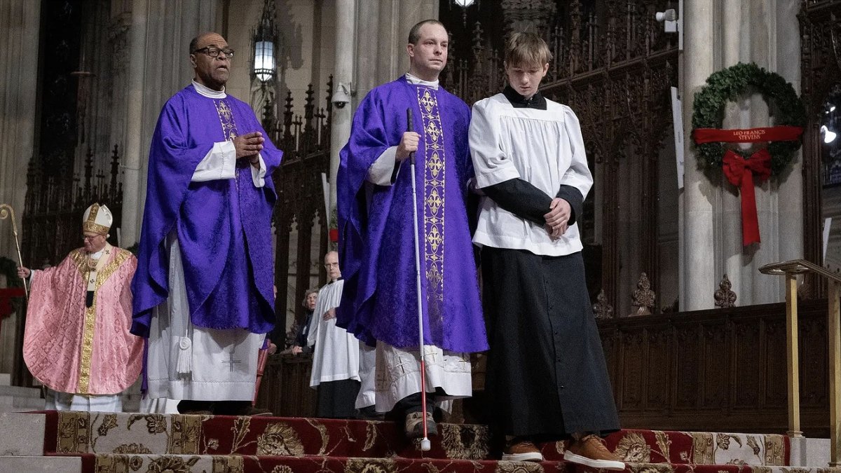 El padre Jamie Dennis, ciego, en misa en la Catedral de San Patricio (Nueva York).