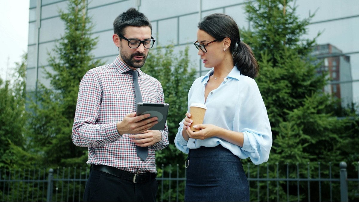 Adultos jóvenes se informan a través de una tablet; muchos lo hacen a través de los vídeos de ReligionEnLibertad