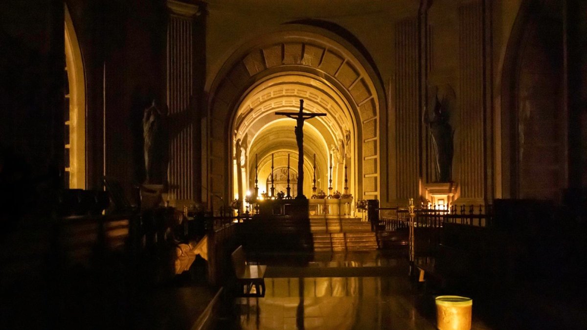 En la obscuridad te siento