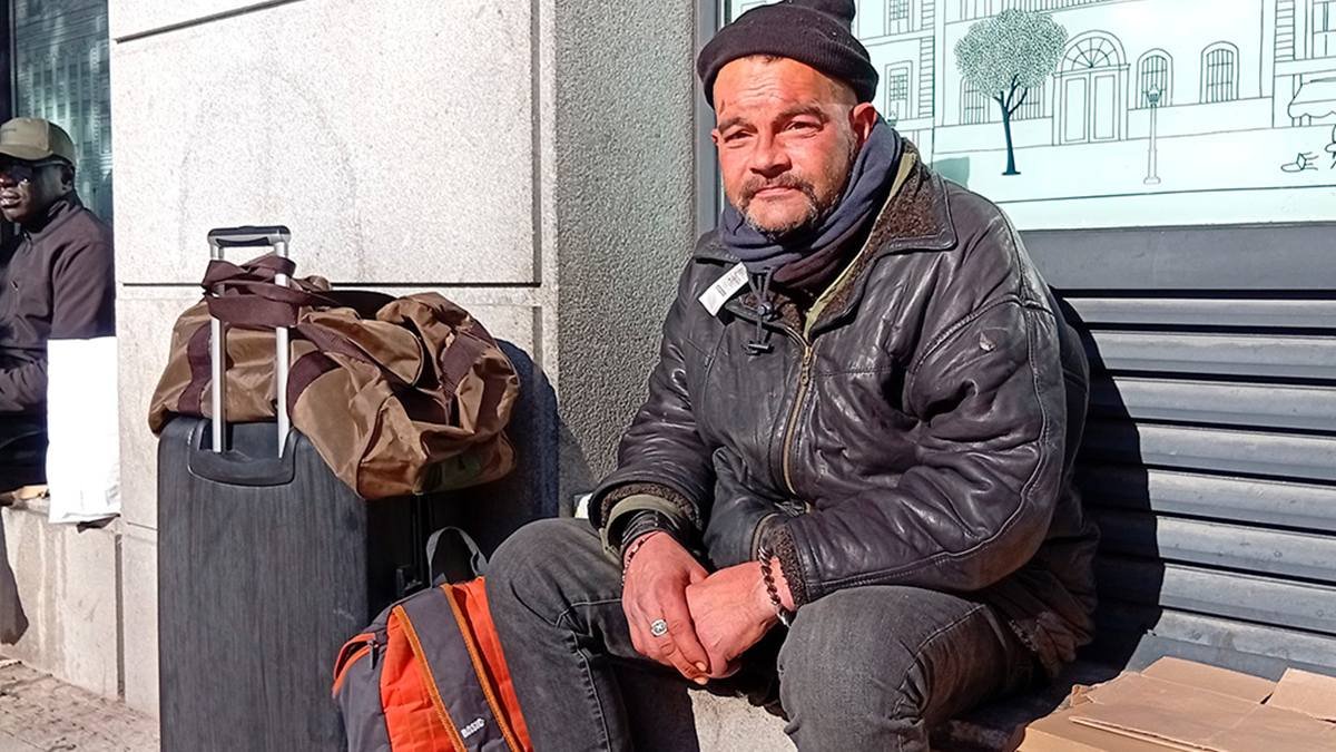 Francisco Jesús, en las calles de Madrid junto a sus escasas pertenencias.