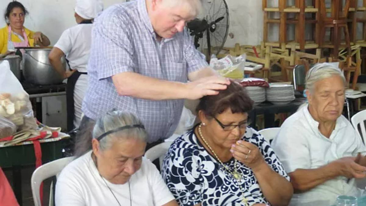 El padre Aldo Trento, rezando por las mismas personas a las que atendía en su hogar para los desfavorecidos en Paraguay.
