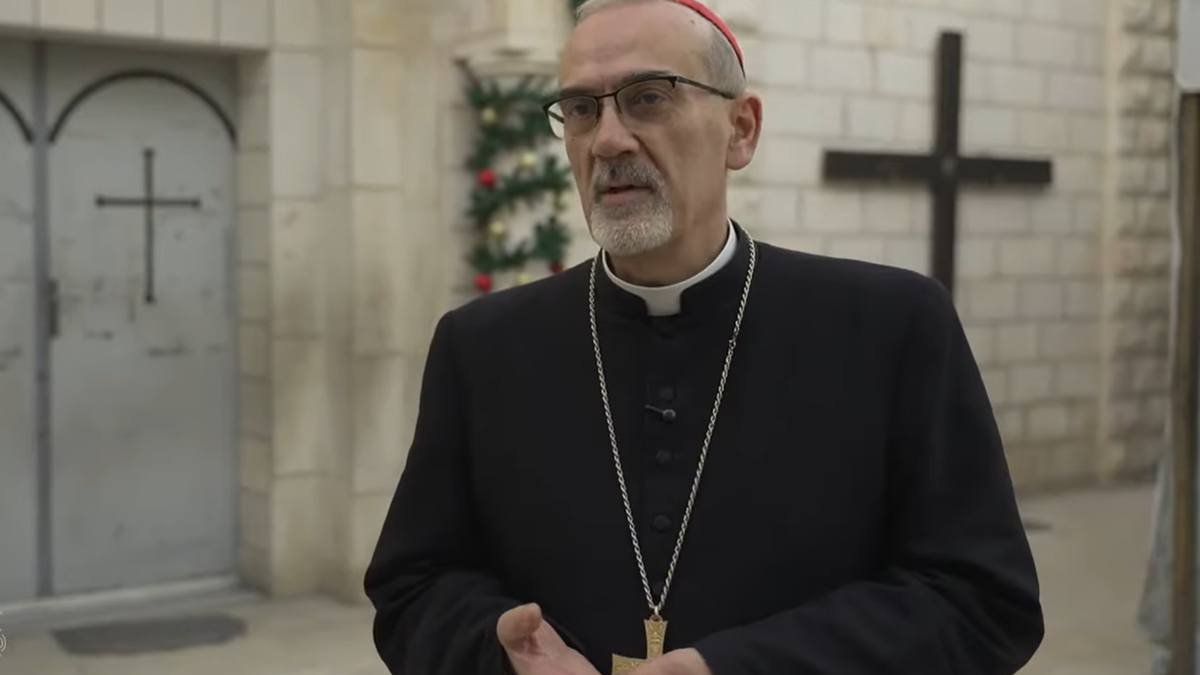 El cardenal Pierbattista Pizzaballa, patriarca latino de Jerusalén, durante su visita navideña a Gaza.