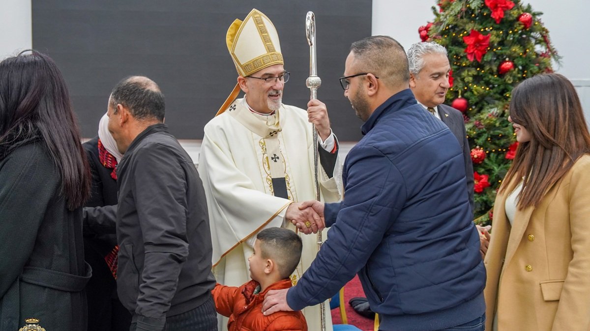 El Cardenal Pierbattista Pizzaballa preside la Misa en la Parroquia Latina de la Sagrada Familia en Ramallah.