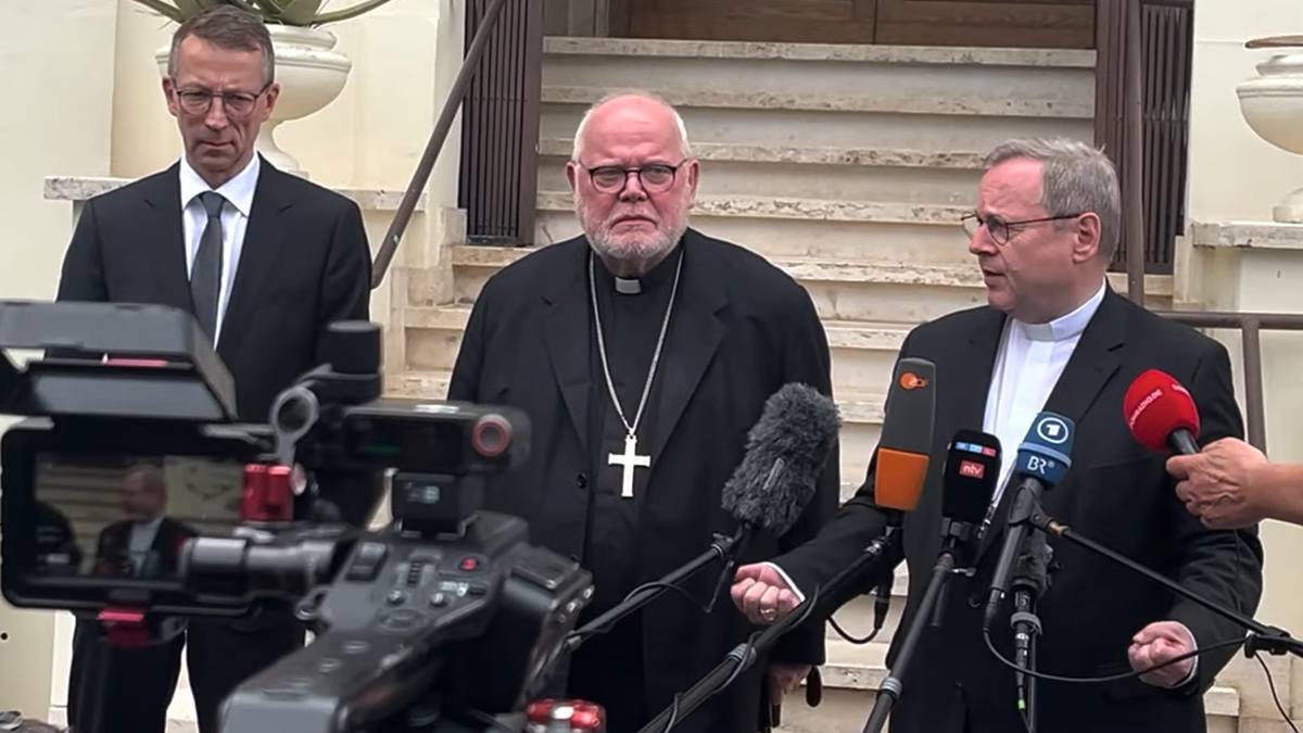 De izquierda a derecha en la foto: Matthias Kopp, portavoz de los obispos; el cardenal Reinhard Marx, arzobispo de Múnich; y el presidente de la conferencia episcopal, el obispo Georg Bätzing.