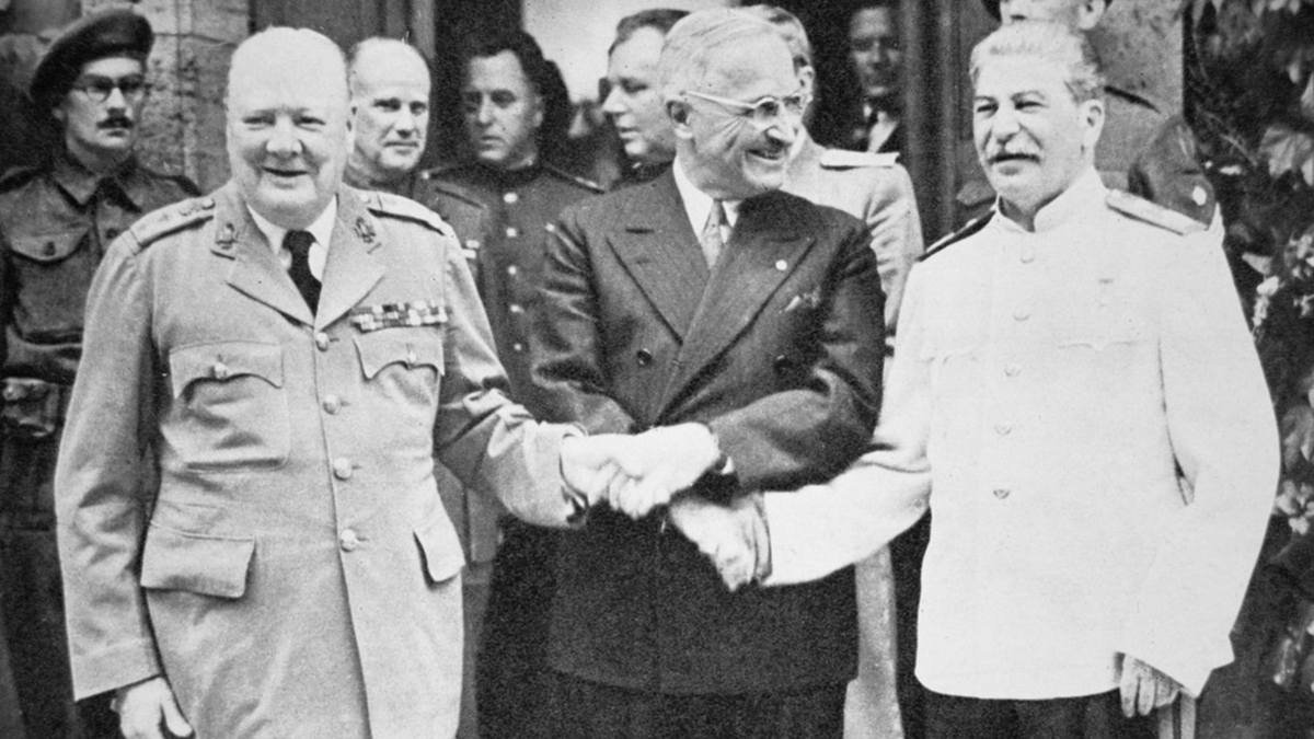 Winston Churchill (1874-1965), Harry Truman (1884-1972) y José Vissariónovich Dzhugashvili alias 'Stalin' (1879-1953), en la Conferencia de Potsdam de julio de 1945.