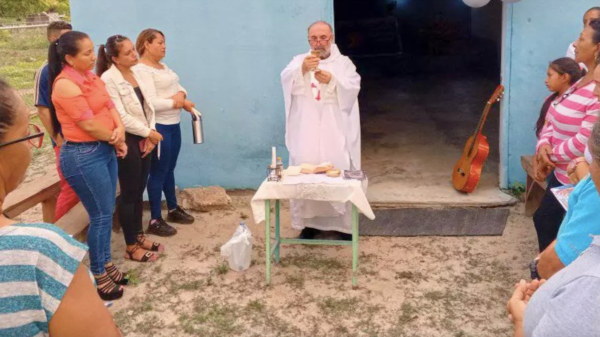 El padre Barreiro durante una misa en su misión en el Orinoco.