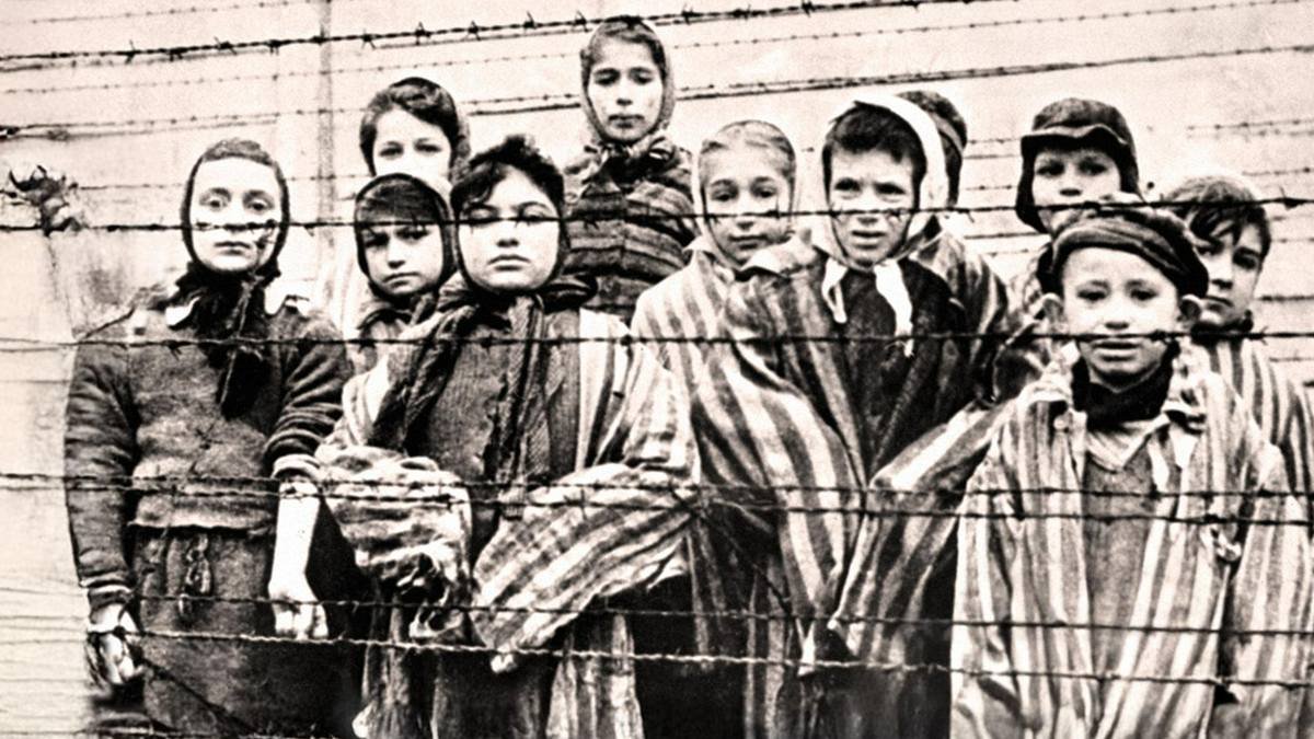 Niños judíos en Auschwitz: una imagen que debería quitarnos el sueño de por vida.