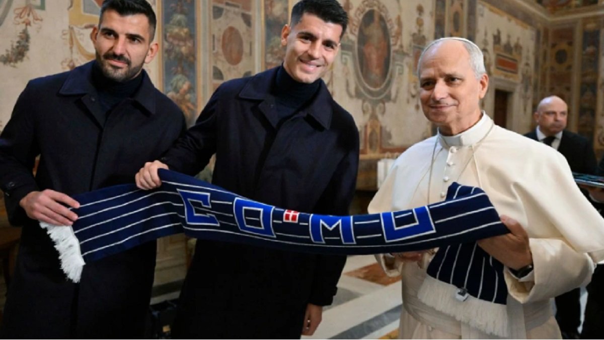 El español Morata y el portero italiano Mauro Vigorito con el Papa León y la bufanda de Como 1907