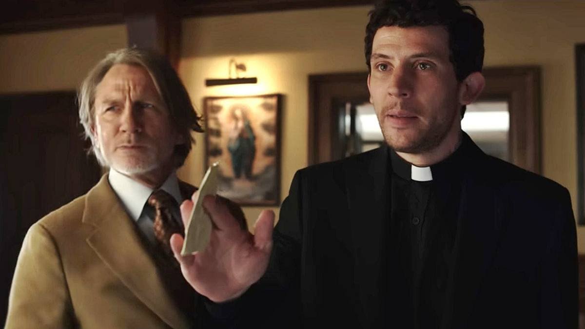 Daniel Craig (el policía) y Josh O'Connor (el sacerdote sospechoso): 'Puñales por la espalda. De entre los muertos' es un 'thriller' con las servidumbres de Hollywood, pero con valores espirituales.