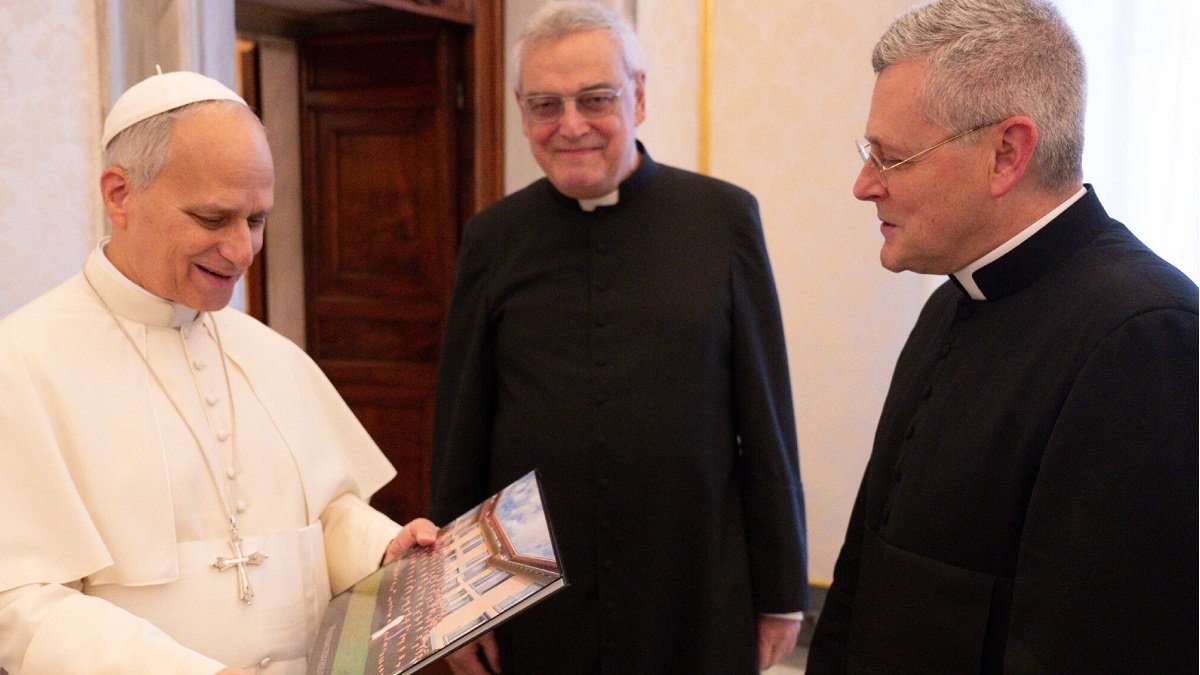 John Berg y Josef Bisig, de la FSSP, visitan a León XIV el 19 de enero de 2026, le muestran una foto de grupo de su Hermandad sacerdotal