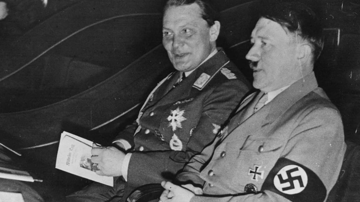 Adolf Hitler (1889-1945) nombró sucesor a Hermann Goering (1893-1946, en el centro de la imagen), aunque le destituyó cuatro días antes de morir en beneficio del almirante Karl Dönitz (1891-1980).