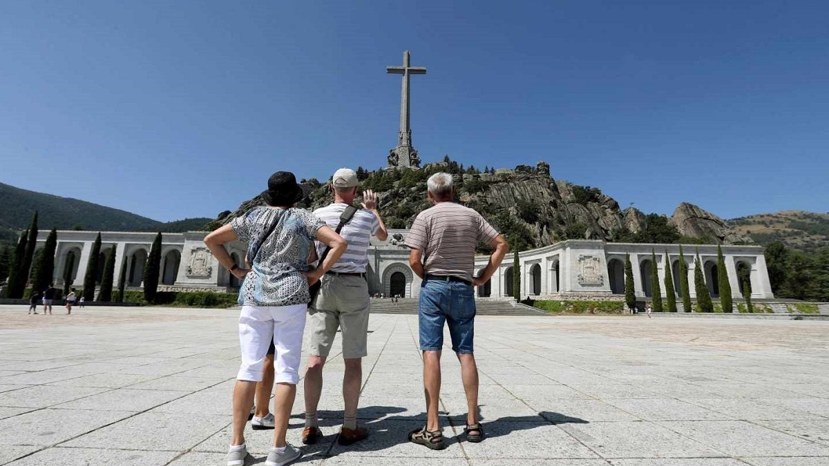 Turistas contemplan la cruz del Valle de los Caídos en verano de 2019; su arquitectura especialísima atrae miles de visitas
