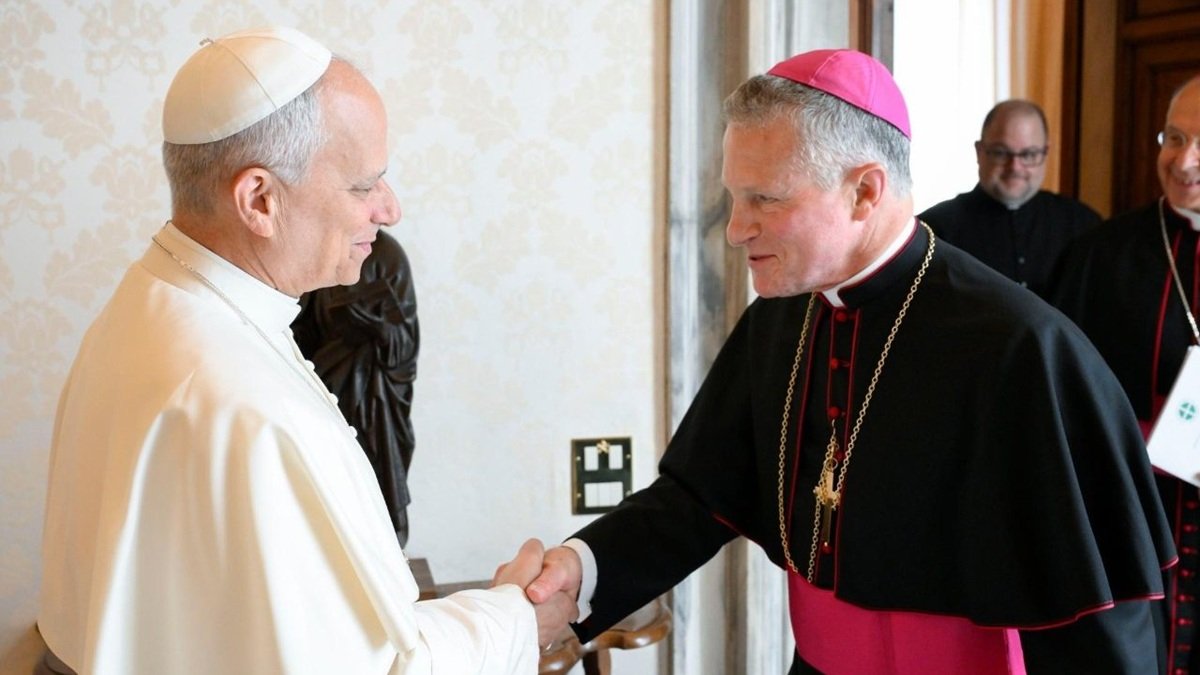 Desde el 19 de noviembre de 2007, el Arzobispo Broglio -en la imagen, saludando al Papa León XIV- ejerce como cuarto Arzobispo de los Servicios Militares de EE.UU.