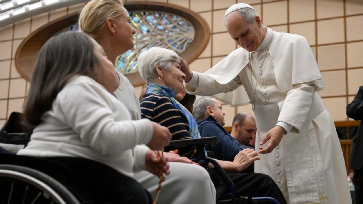 León XIV saluda a algunos enfermos en su audiencia del 21 de enero