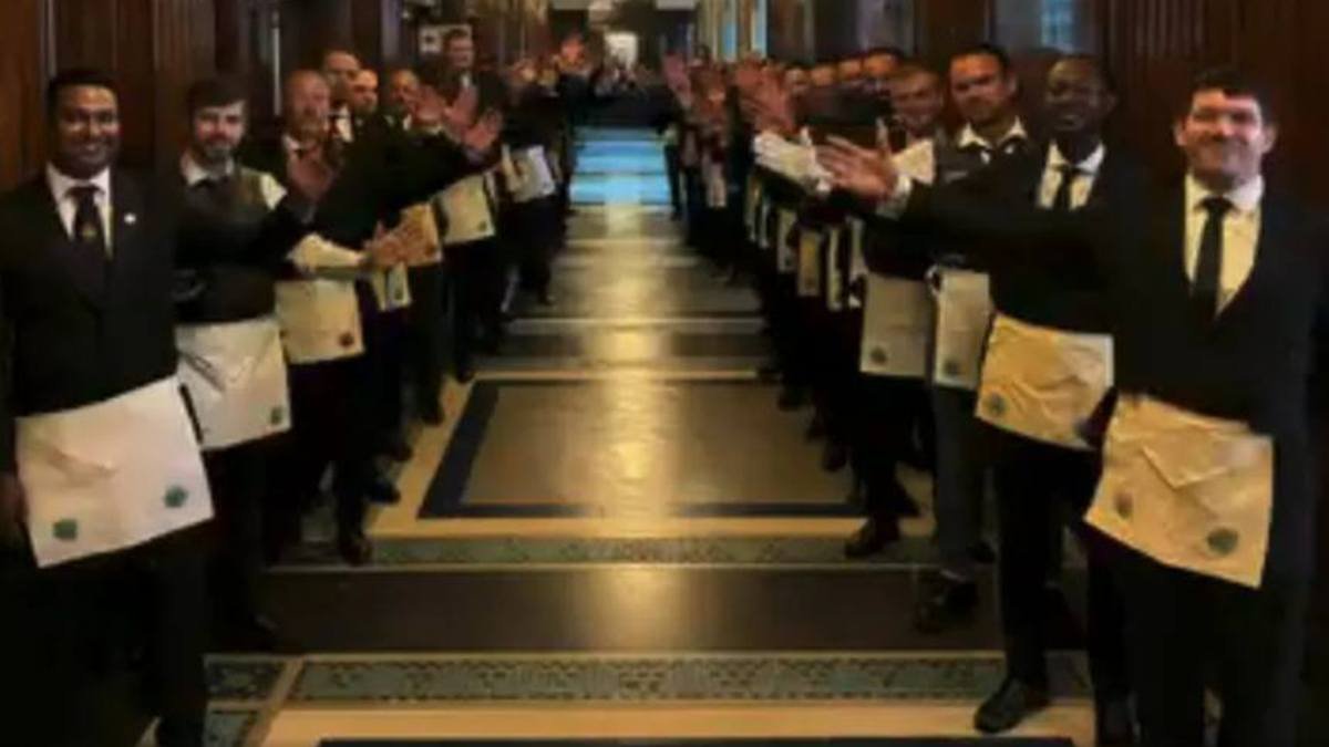 'Pasen y vean...': no es la forma de promoción clásica de la masonería, pero la necesidad obliga.