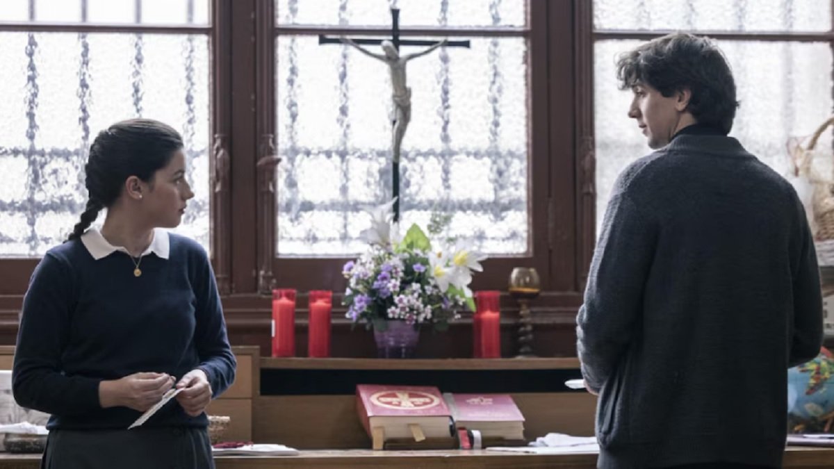 Ainara con el cura joven de su colegio que es su director espiritual; tensión sexual, cero, sincera búsqueda del bien y la vocación...