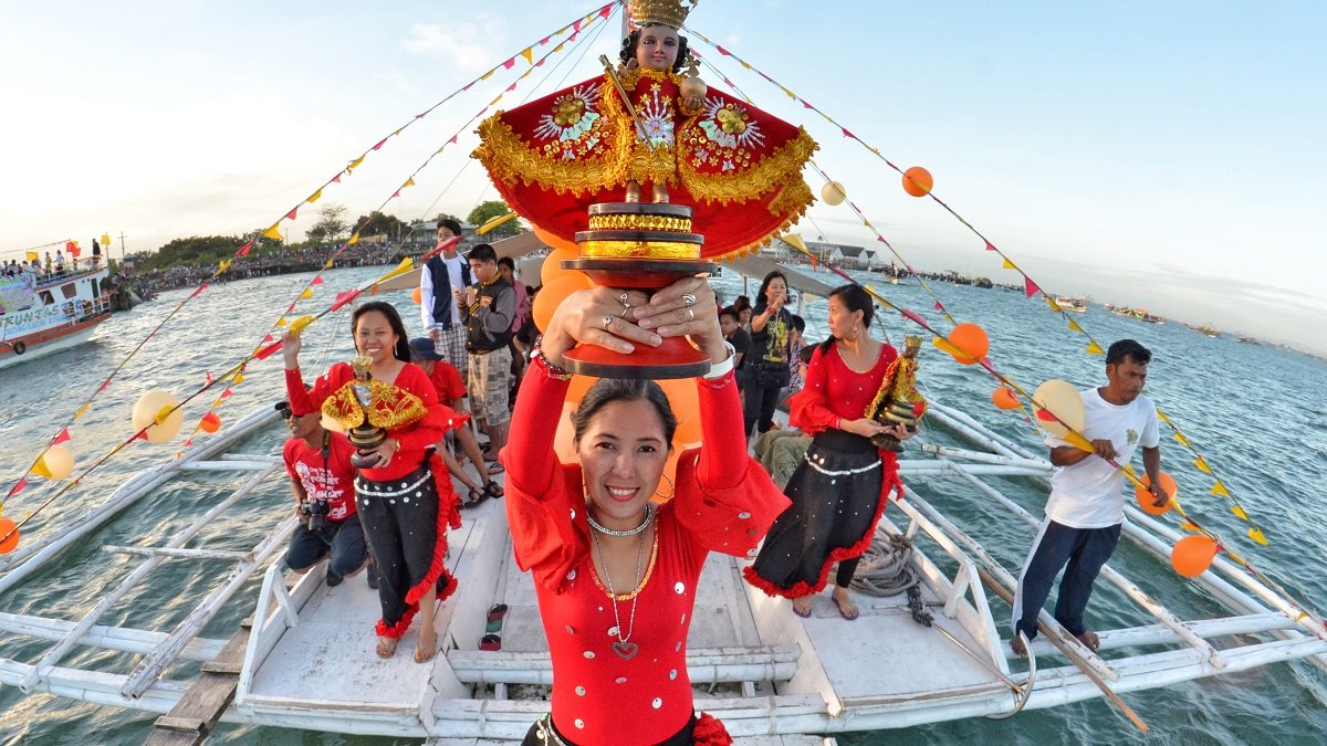 El Santo Niño de Cebú cuenta con una procesión fluvial anual en el estrecho de Mactán, con barcos, cánticos y réplicas de la imagen