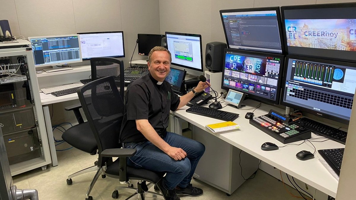 Quillo, el cura de las redes sociales, mezclando fe y pasión en Cope Toledo.