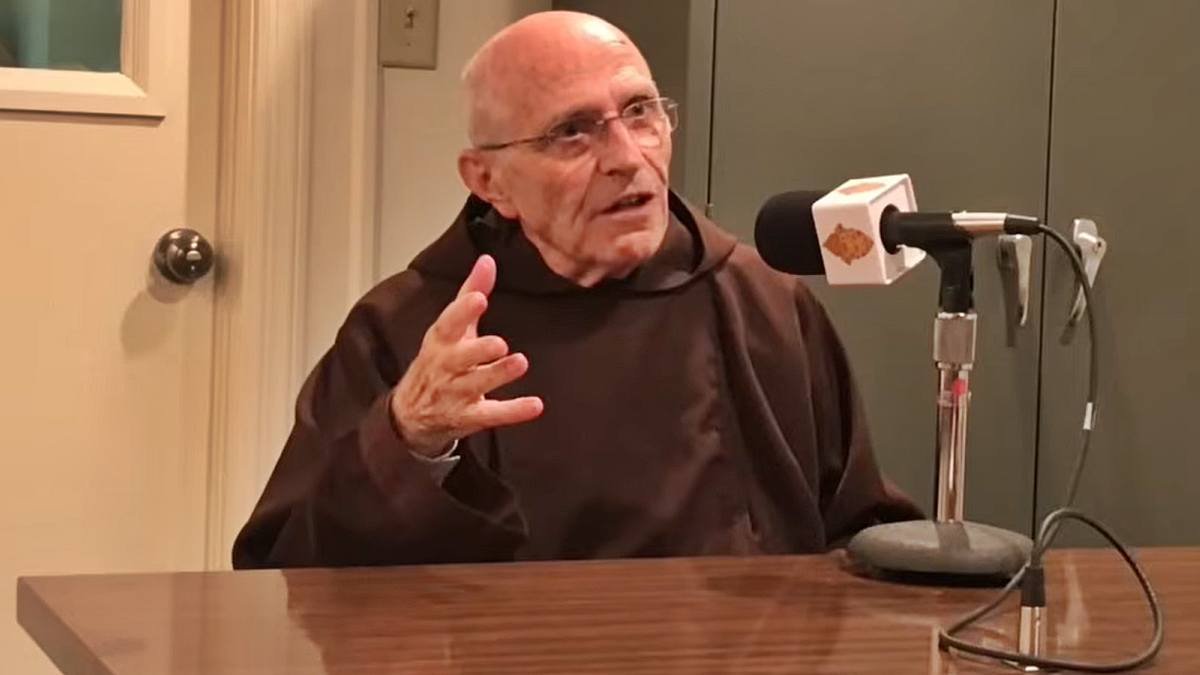 El padre Giovanni Aurilia, durante una entrevista de finales de 2025 para el canal diocesano de la diócesis de Wilmington (Delaware-Maryland, Estados Unidos).