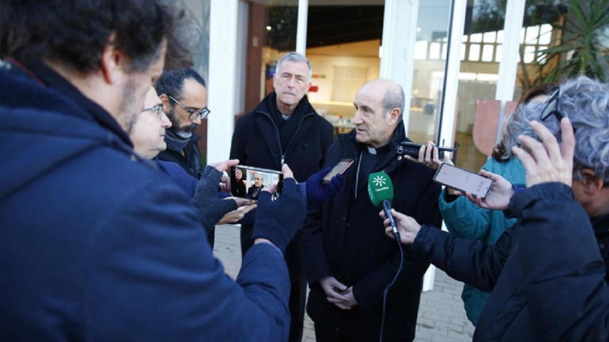 El obispo de Córdoba, Jesús Fernández, en los primeros momentos tras el accidente de Adamuz, atendiendo a los medios de comunicación