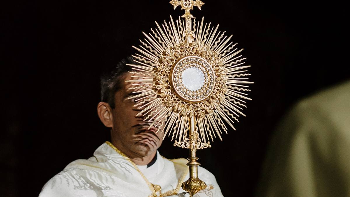El cristiano debe distinguirse por ver todas las cosas con la mirada de Dios.