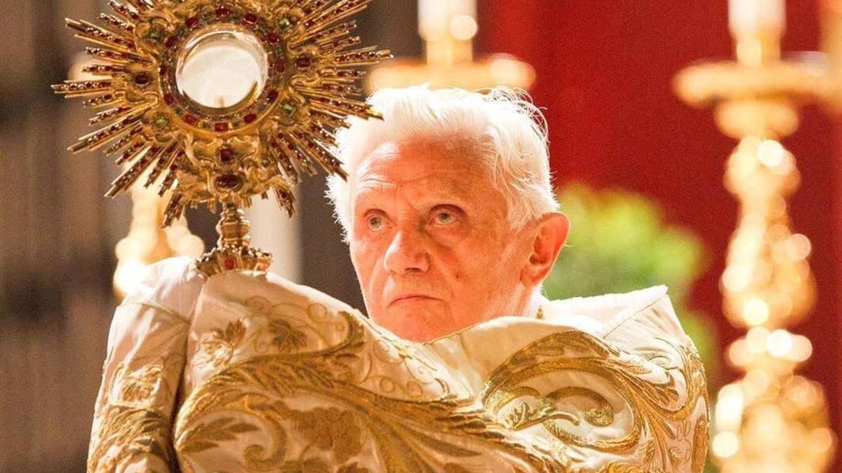Benedicto XVI bendice con el Santísimo durante una celebración de Corpus Christi.