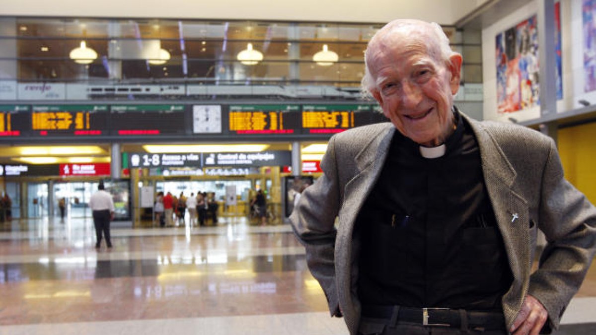 Me gusta esta foto del padre Jorge Loring, SJ (1921-2013) porque la última vez que nos vimos fue en la estación madrileña de Atocha.