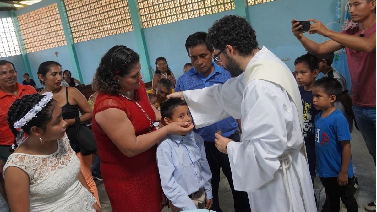 Bautizos en un pueblecito del Vicariato de Requena, en el Amazonas peruano; los curas sólo de vez en cuando llegan a sitios remotos