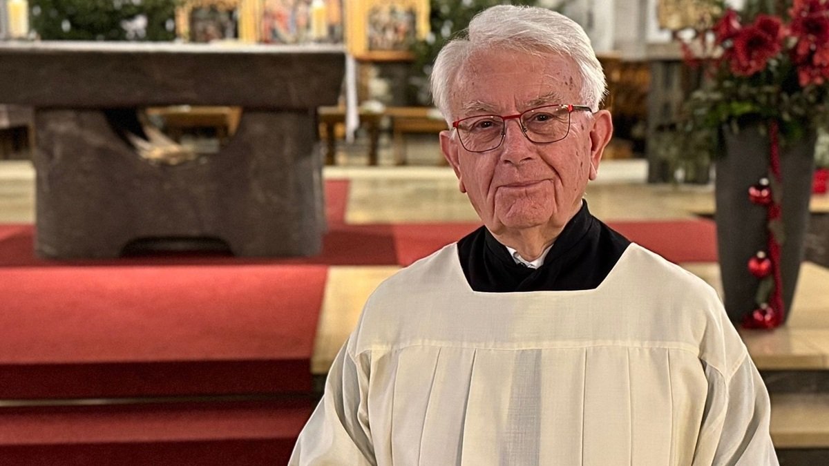 Helmut Kewitsch lleva 75 años sirviendo en el altar de San Ciriaco en Bottrop.