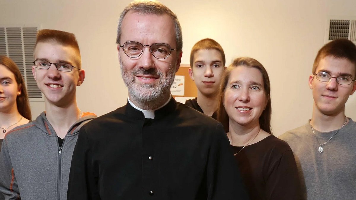 Imagen de archivo de Chori Seraiah, casado y padre de 5 hijos que es sacerdote católico en el Ordinariato de la Cátedra de Pedro en EEUU.