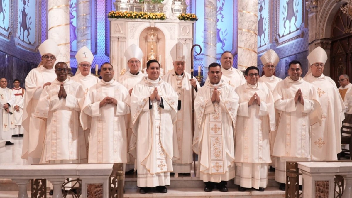 Ordenación de sacerdotes en la Basílica de Nuestra Señora del Roble de Monterrey.