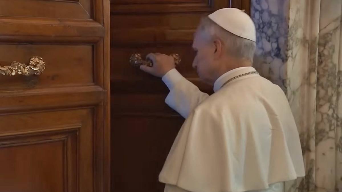 León XIV cumple el protocolo de abrir el apartamento pontificio, pocos días después de su elección como Papa.