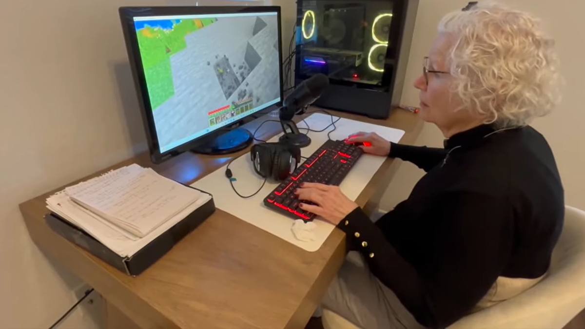 La abuela Sue, en plena labor de construcción en Minecraft, videojuego en el que está triunfando, al menos con vistas a su objetivo.
