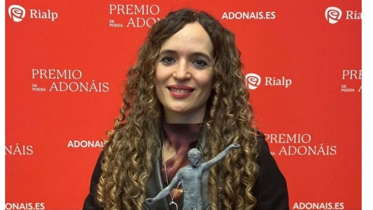 La autora sostiene el Premio Adonáis como confirmación pública de un trabajo poético tejido en silencio, lectura y experiencia vivida.