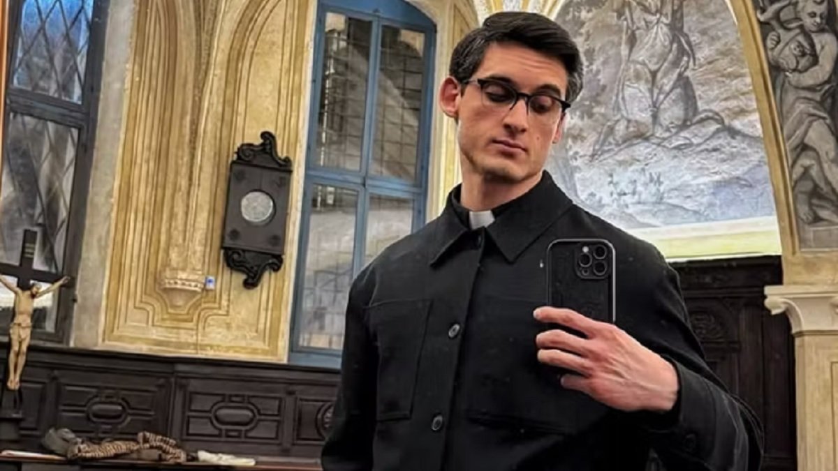 El cura influencer Alberto Ravagnani se hace un selfie en una hermosa sacristía