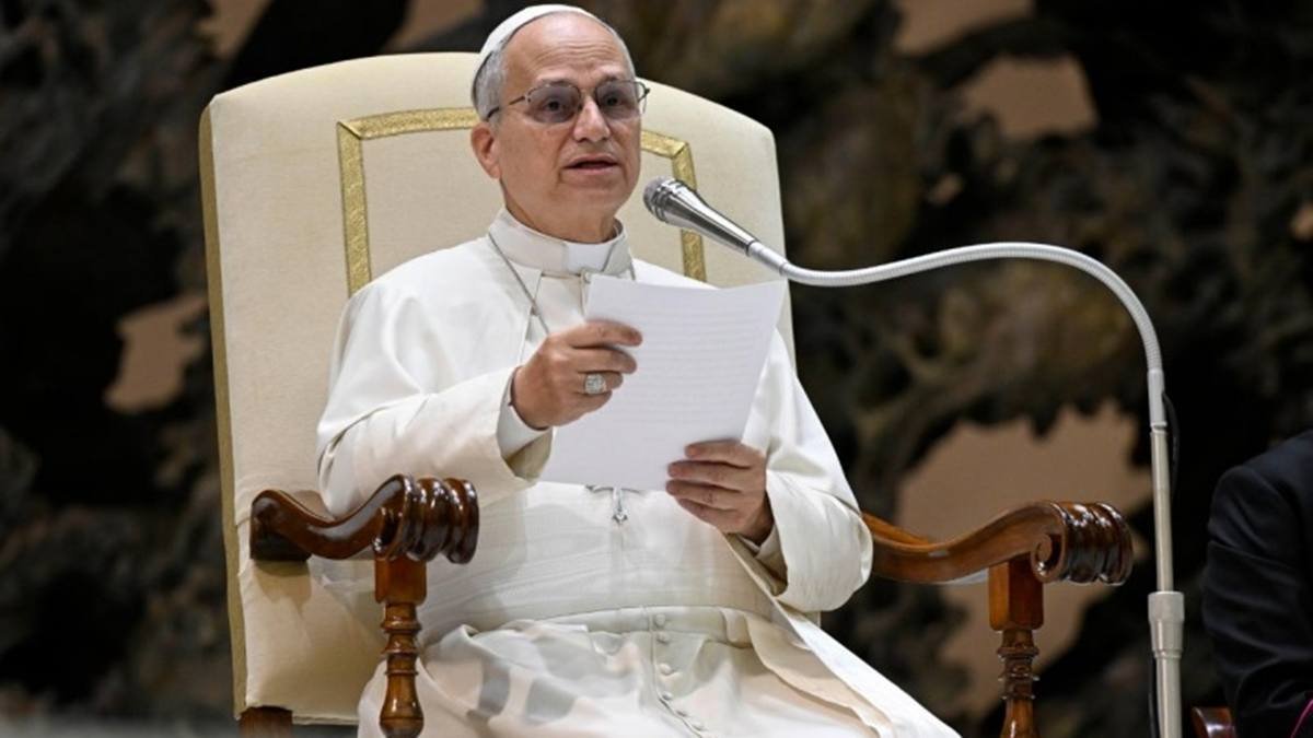 El Papa lee su intervención durante la audiencia general de este miércoles.